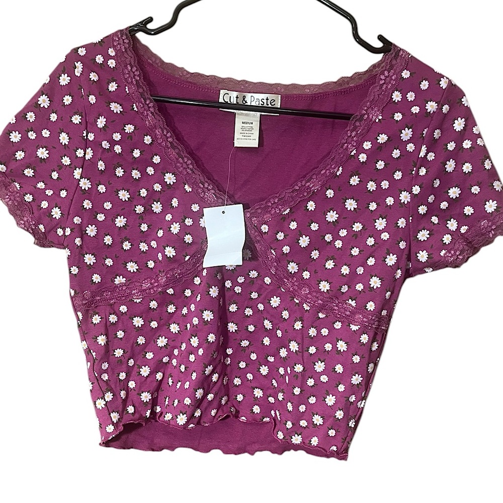 ✨$9 sale ✨ Cut & Paste Designed in California, Purple Floral Crop Top. Size M